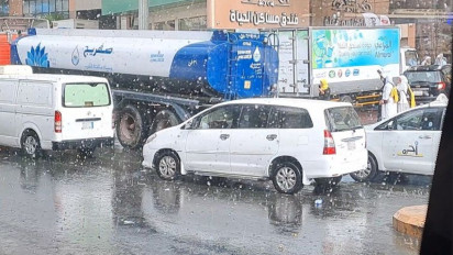 Masyarakat Arab Saudi Sambut Gembira Hujan di Senin Petang, Buat Suhu Udara Ibadah Haji Jadi Lebih Sejuk