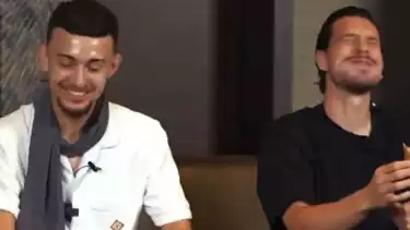 Reaksi kocak dua bintang Timnas Indonesia, Thom Haye dan Ivar Jenner saat mencoba lumpia. Source: YouTube Indosat Oredo