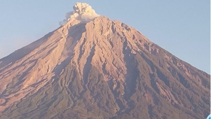 Gunung Semeru Erupsi dengan Tinggi Letusan 600 Meter di Atas Puncak