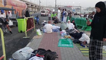 Momen Jemaah Haji Rela Tidur di Trotoar untuk Hemat Tenaga Jalani Ibadah