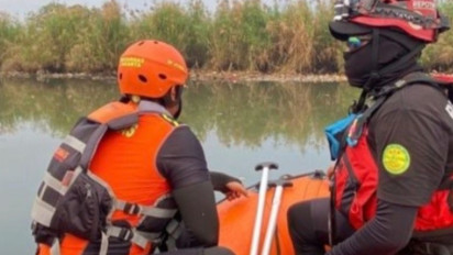 Tim SAR Lanjutkan Pencarian Terhadap Anak yang Tenggelam di Kali Adem