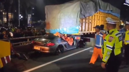 Porsche Tabrak Pantat Truk Sampai Ringsek di Tol dalam Kota Dini Hari Tadi, Pengemudi Langsung Tewas di Tempat
