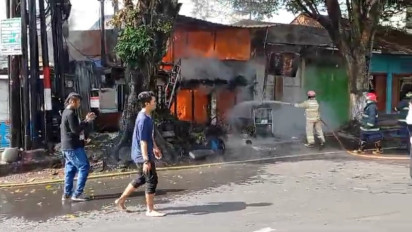 Diduga Bakar Kertas Untuk Usir Nyamuk, Rumah di Timur MCC Kota Malang Terbakar Hebat