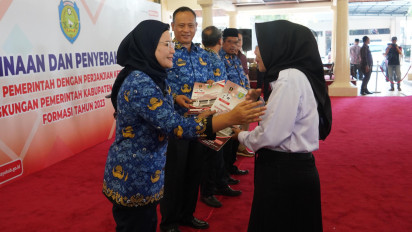 Penuh Syukur, Momen Bupati Indramayu Angkat Ratusan Tenaga Honorer Jadi ASN PPPK