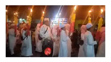 Peserta pawai obor saat melintas di depan panggung kehormatan
