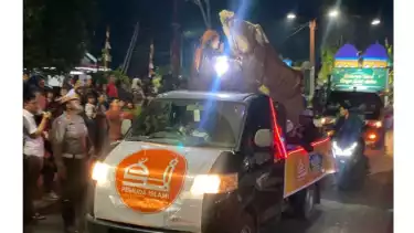 Kendaraan hias peserta takbiran keliling