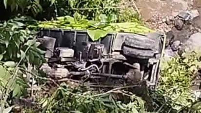 Mobil Truk Pengangkut Batu Bara Terjun Ke Jurang Sedalam 30 Meter