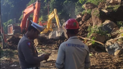 Material Longsor Timpa Alat Berat & Tutup Jalan Trans Sulawesi