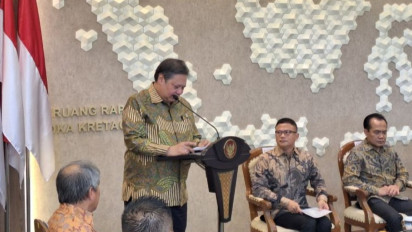 Rupiah Tembus Rp16.400 Lebih per Dolar, Airlangga Sebut Pelemahan Disebabkan Penguatan Ekonomi AS: Kita Monitor Saja