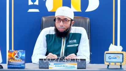 Memang Mengusap Wajah dan Salaman Usai Salat Ada Dalilnya Dalam Islam? Ustaz Khalid Basalamah Tegas Bilang Sebenarnya…