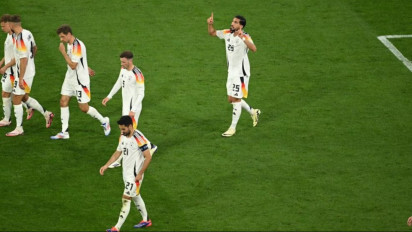 Tahan Tendangan Keras Bomber Der Panzer, Fans Timnas Jerman Ini Alami Patah Tangan: Saya Harus Senang atau Sedih?