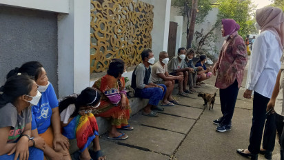 Mensos Risma Beri Bantuan Usaha dan Tempat Tinggal Layak Kepada Pemulung di Menteng Jakarta Pusat