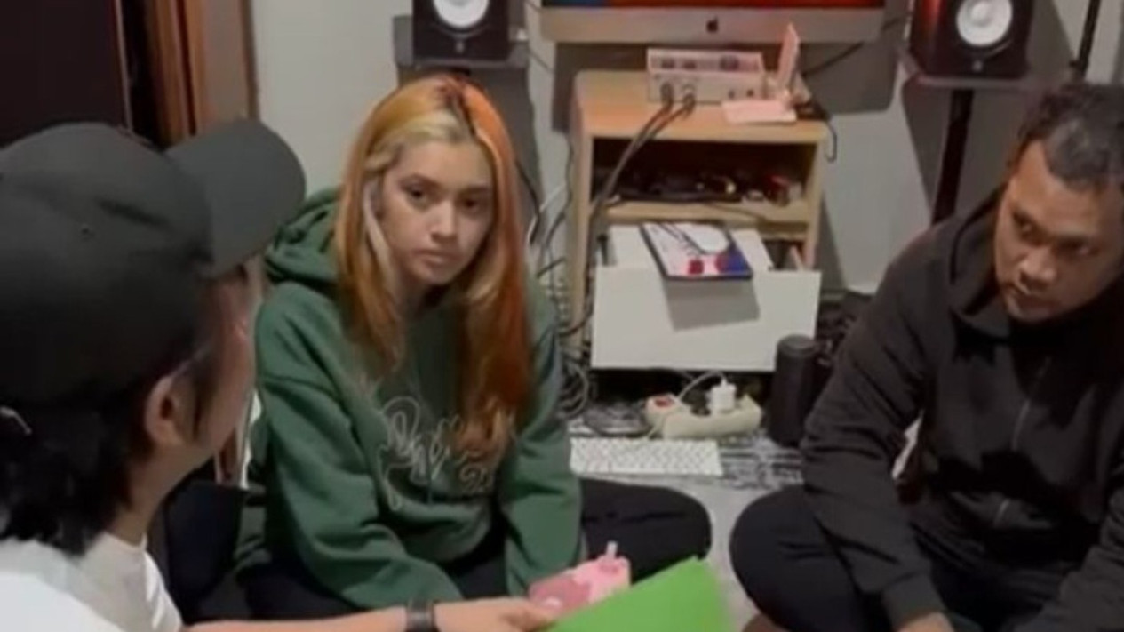 Polisi Geledah Ulang Indekos Virgoun untuk Cari Barang Bukti Lain
            - galeri foto