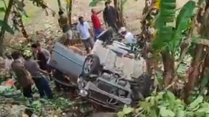 Diduga Alami Rem Blong Minibus Terjun ke Jurang di Sungaipenuh