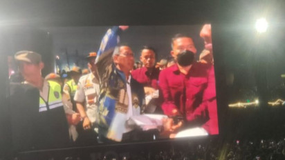 Heru Bagikan Baju dan Topi Gratis ke Pengunjung HUT Jakarta di Monas