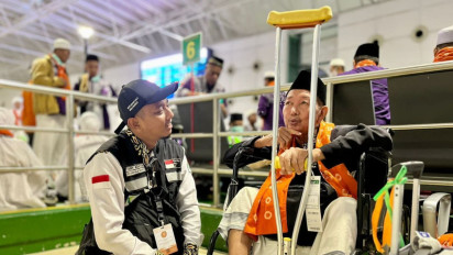 Sebelum Kembali ke Tanah Air, Jemaah Haji Indonesia Nikmati Ayam Goreng Terkenal dari Arab ‘Albaik’
