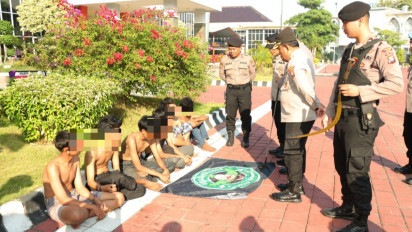 Acungkan Pedang dan Aniaya Warga, Dua Gangster di Gresik Dijadikan Tersangka