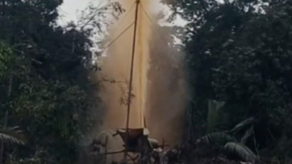 Tambang Minyak Ilegal Semburkan Minyak Mentah Bercampur Gas Berbahaya hingga Cemari Sungai