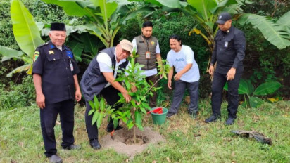 Dirut Bulog Perintahkan Karyawan Galakkan Penanaman Pohon