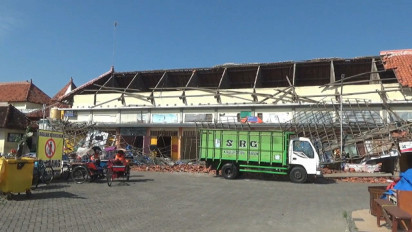 Atap Bangunan Pasar Sore Tuban Ambruk, Pedagang Dirikan Tenda untuk Jualan