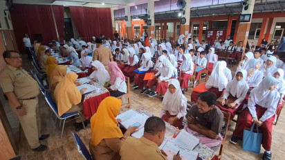 PPDB Dibuka, Ratusan Peserta Didik Baru di Brebes Datangi Sekolah Sejak Subuh