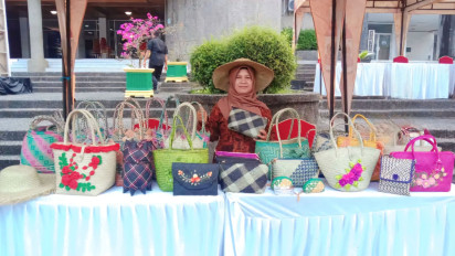 Pengrajin Anyaman Mansiang Rasakan Manfaat Program PNM Mekaar