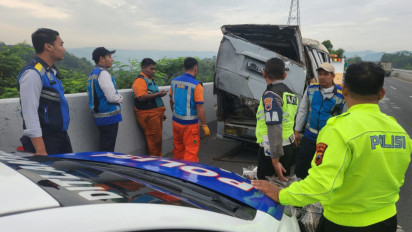 Minibus Terguling di Tol Banyumanik Semarang Usai Alami Ban Pecah