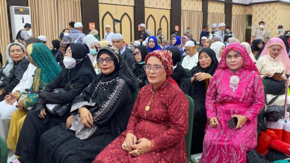 Tiba di Tanah Air Jemaah Haji Kloter 1 Makassar Tampil Glamor
