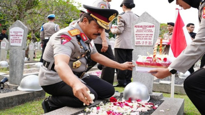 Jelang HUT Bhayangkara Ke-78, Jajaran Mabes Polri Ziarah ke TMP Kalibata