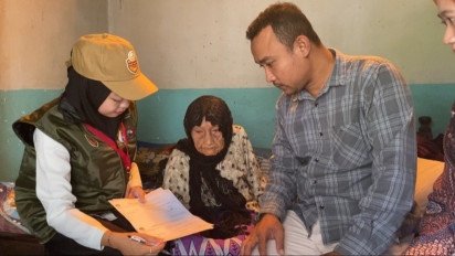 Pilkada Jombang: Petugas Pantarlih Coklit Pemilih Datangi Warga Berusia Satu Abad Lebih