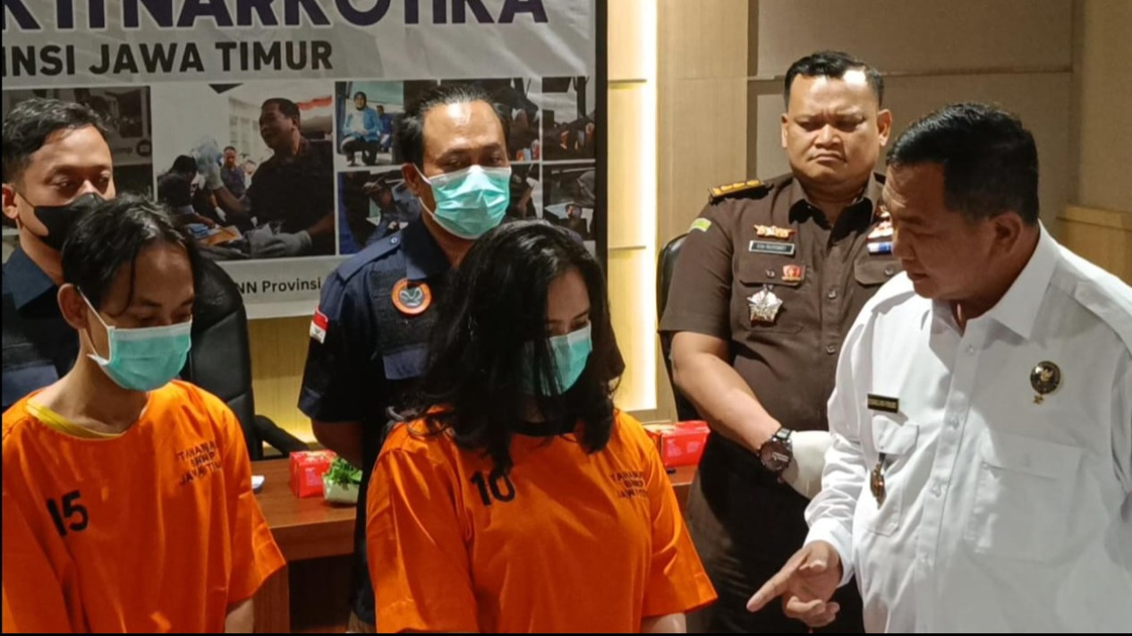 Terlibat Peredaran Ganja, BNNP Jatim Amankan Seorang Mahasiswi di Malang
            - galeri foto