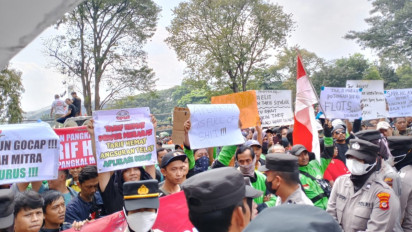 Ribuan Pengemudi Ojol dan Taksi Online Se-Jabar Gelar Aksi Tuntut Kenaikan Tarif di Gedung Sate Bandung 