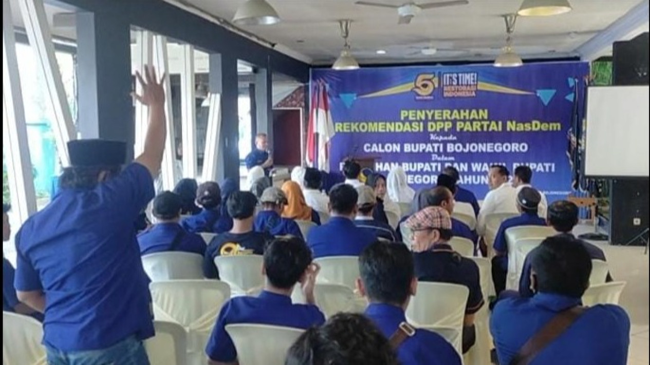 Tolak Rekomendasi Bacalon Bupati Anna Mu'awanah, Sejumlah Pengurus DPC dan DPD Partai Nasdem Bojonegoro Walk Out
            - galeri foto