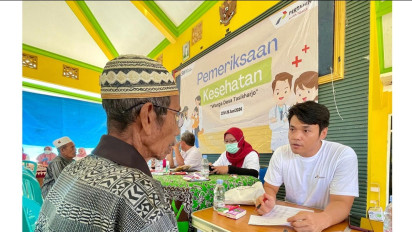 Tim Medis Pertamina Patra Niaga Beri Pemeriksaan Kesehatan Masyarakat Terdampak di Tuban