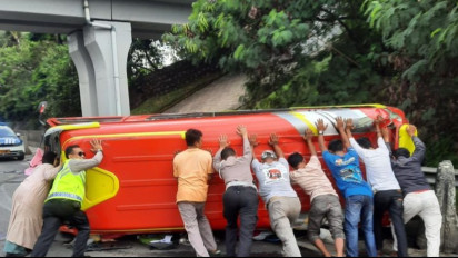 Mengerikan, Detik-detik Kendaraan Travel Kecelakaan di Tol Tangerang-Merak, 8 Orang Jadi Korban
