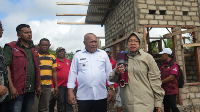 Mensos Risma Serahkan Bantuan Perbaikan Rumah dan Bantuan Kewirausahaan di Tanimbar