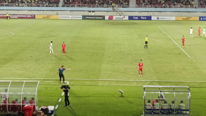 Aksi Pelatih Laos Halangi Lemparan Fabio Azkairawan di Laga Timnas Indonesia, Berujung Sorakan dari Suporter hingga Ditegur Wasit
