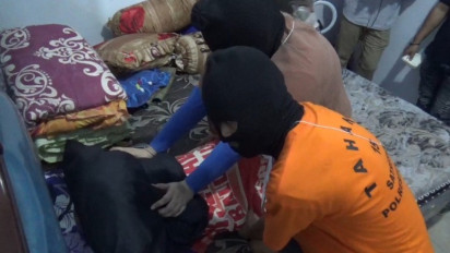 Rekontruksi Pembunuhan Nenek Oleh Sepasang Kekasih di Makassar Berakhir Ricuh