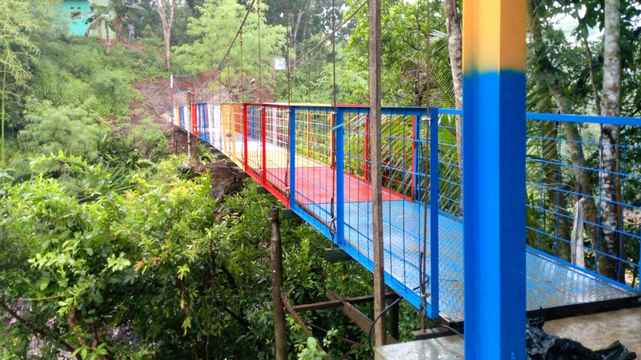 Perluas Akses Kehidupan Desa, Telkom Rekonstruksi Jembatan Gantung di Desa Cimahpar, Kab. Sukabumi
            - galeri foto