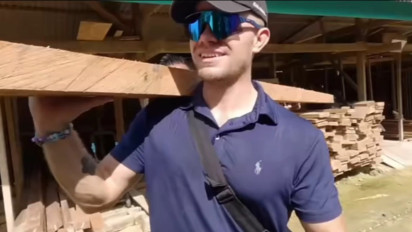 Viral Aksi Bule Perbaiki Jembatan Warga di Wakatobi Tuai Pujian, Kades Malah Kecewa