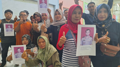 Bawa Poster, Paguyuban Pedagang Pasar di Brebes Deklarasi Dukung Irjen Pol Ahmad Luthfi di Pilgub Jateng