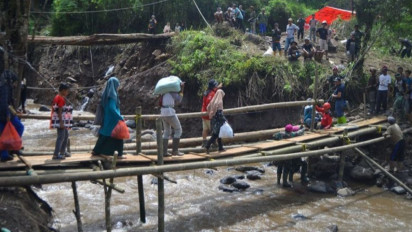 Banjir Bandang Rendam Sukabumi, Sejumlah Rumah hingga Putuskan Jembatan Penghubung