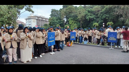 Pecahkan Rekor Muri, UGM Libatkan 11.150 Mahasiswa dalam Gerakan Minum Susu Massal