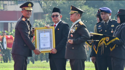 Pj. Gubernur Jatim Terima Piagam dan Pin Emas dari Kapolri di Hari Bhayangkara ke-78