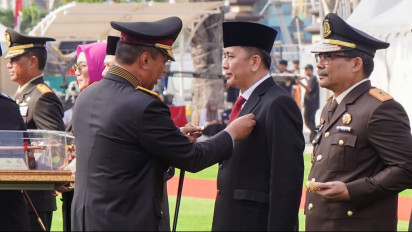 Pj Gubernur Sumut Agus Fatoni Terima Penghargaan Pin Emas, Pedang dan Piagam dari Kapolri