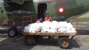 Cegah Kebakaran Hutan di Riau, Petugas Modifikasi Cuaca Tabur Garam untuk Ciptakan Awan Buatan