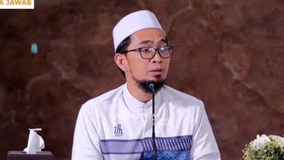 Memangnya Boleh Saat Sujud dalam Salat Diselingi Doa Pakai Bahasa Indonesia? Ustaz Adi Hidayat Ungkap Hal ini, Ternyata Katanya…