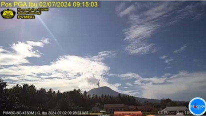 Gunung Ibu Kembali Muntahkan Abu Vulkanik