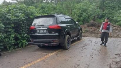 Longsor Tutup Akses Jalan Penghubung Mamuju - Mamasa