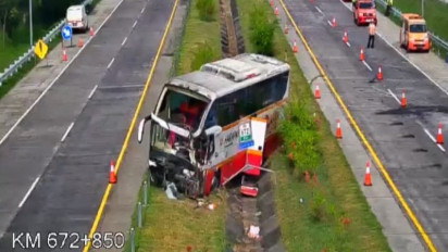 Satu Orang Tewas dalam Kecelakaan Bus Harapan Jaya vs Truk di Tol Jombang